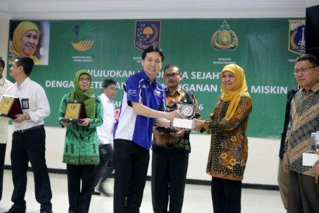 Chief Yamaha DDS Jakarta Frengky Rusli mewakili PT Yamaha Indonesia Motor Manufacturing (YIMM) menerima penghargaan dari Kemensos atas kerjasama membantu program SIM